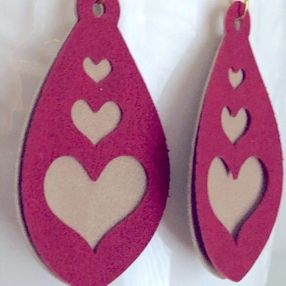 New Faux Leather Hand Crafted Layered Earrings Oversized Red and Beige Hearts - Picture 4 of 4